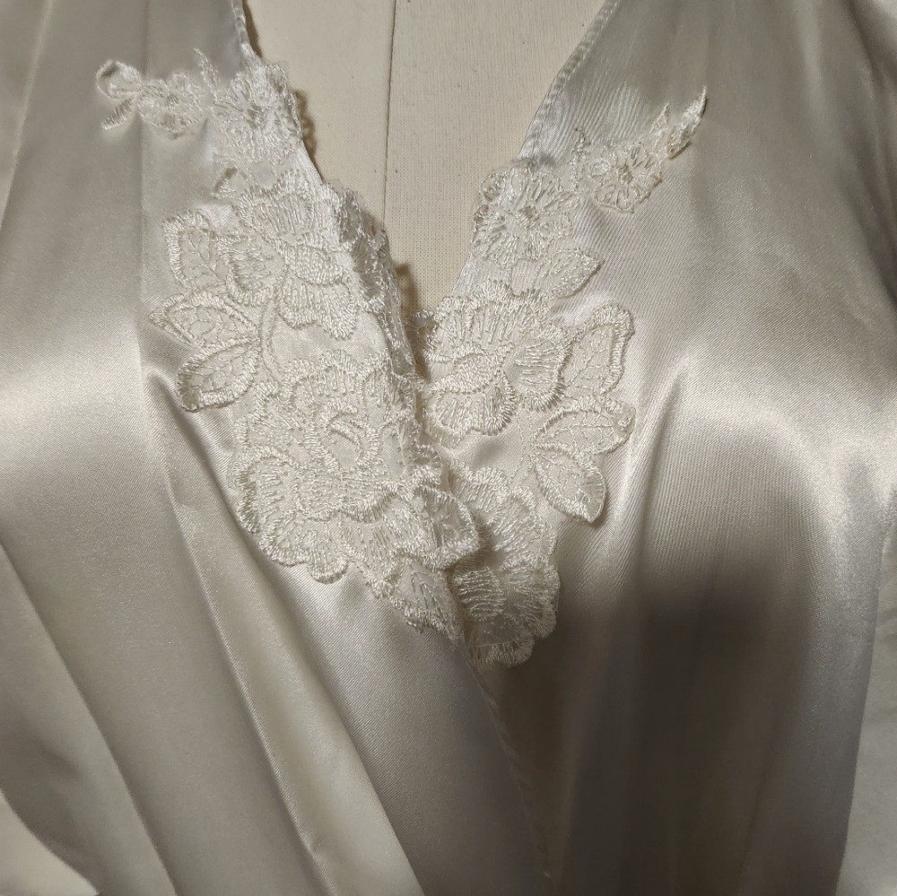 WHITE SATIN ROBE - Picture 5 of 7